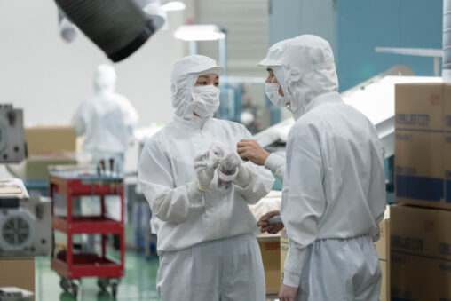 高校新卒採用向け、東京都内工場で働く社員の日常を撮影した求人写真