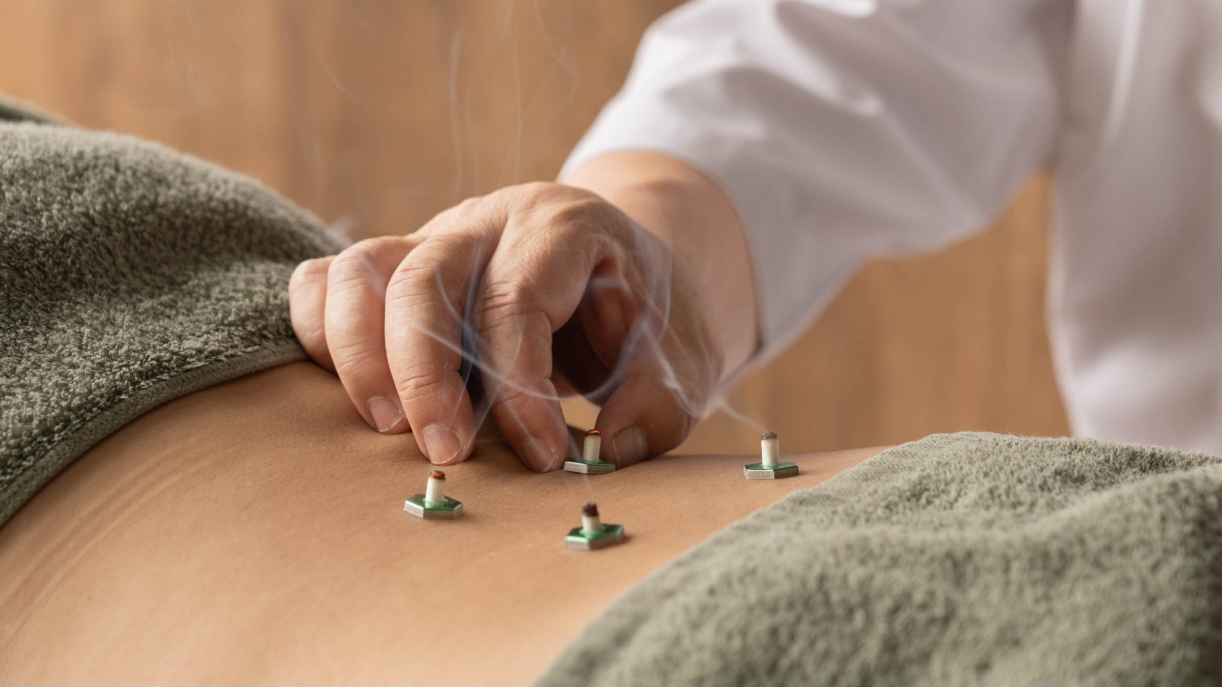 川越の鍼灸院「仁術堂」の施術風景と和の院内空間を撮影した写真