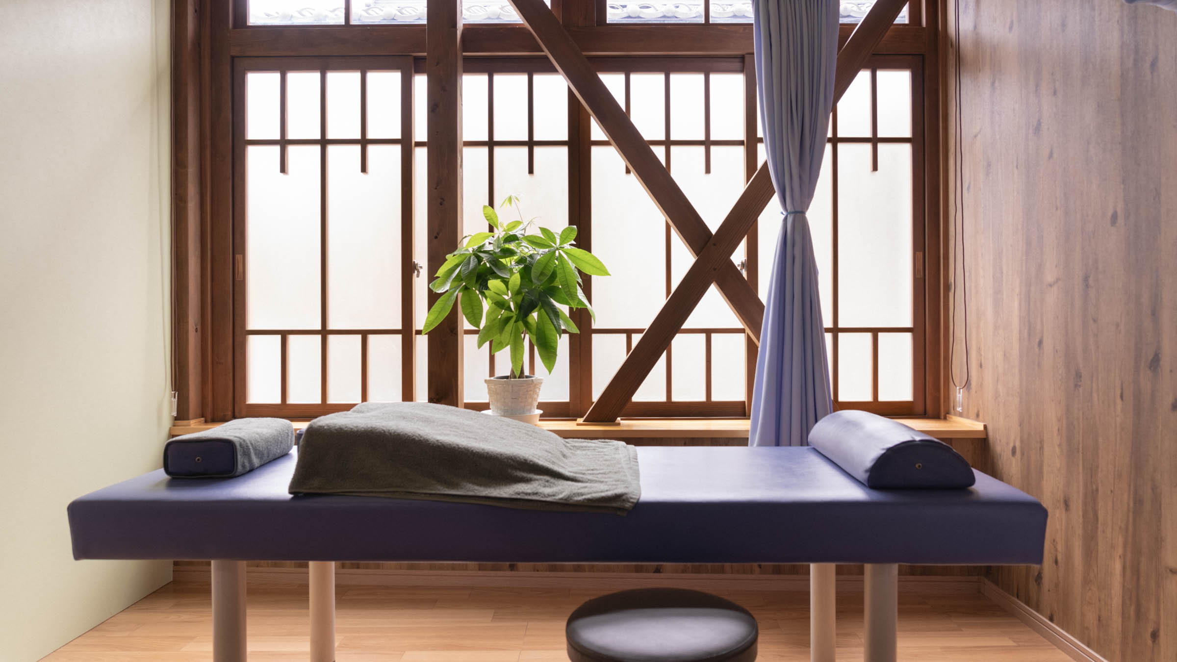 川越の鍼灸院「仁術堂」の施術風景と和の院内空間を撮影した写真