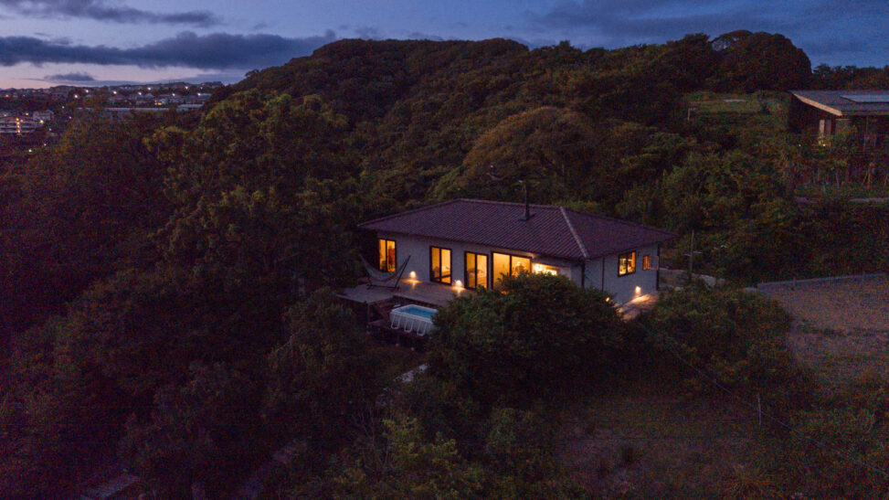 東京都内の民泊物件を建築専門の広告カメラマンがドローンで撮影した外観写真