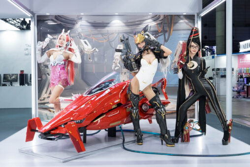 東京ゲームショウ2025のネクソン『The First Descendant』展示ブースの撮影。コスプレイヤーやホバーバイク、試遊台を含む展示空間の様子。