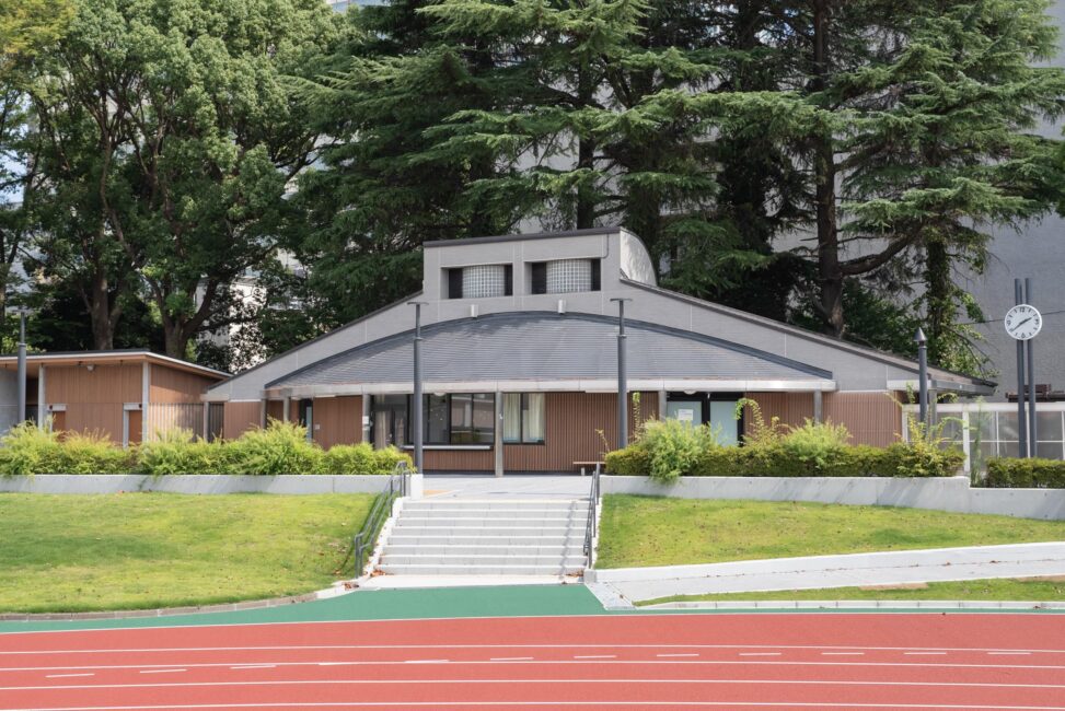 東京都代々木公園陸上競技場の竣工建築写真。光と影、木材を活かしたデザインと時間帯ごとの表情を記録