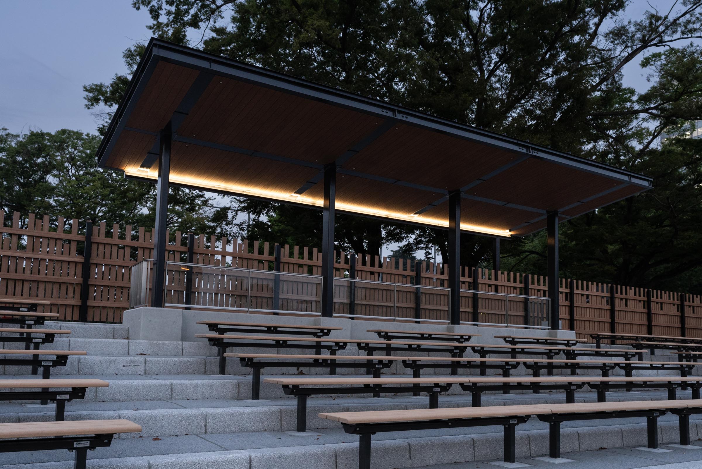 東京都代々木公園陸上競技場の竣工建築写真。光と影、木材を活かしたデザインと時間帯ごとの表情を記録