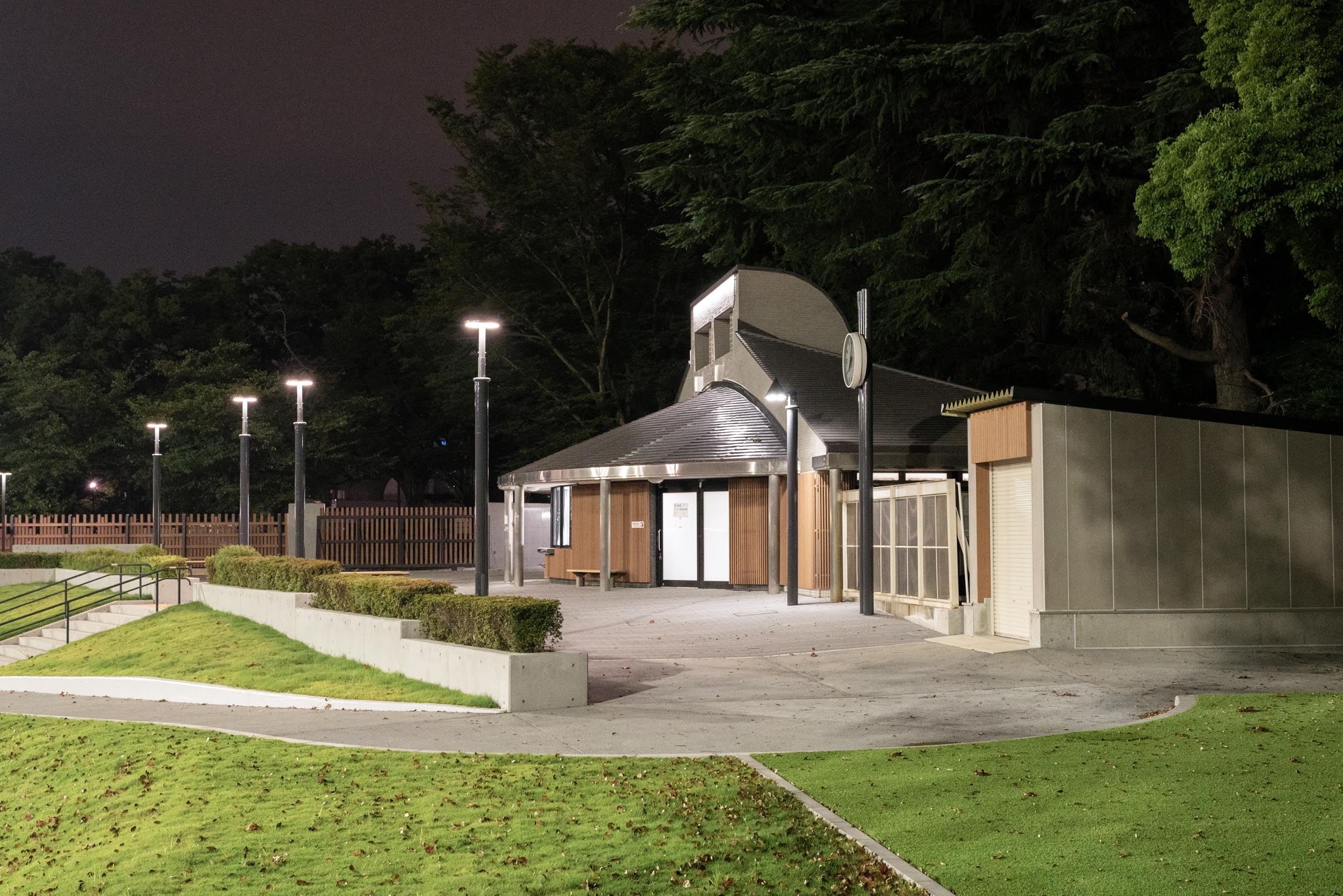 東京都代々木公園陸上競技場の竣工建築写真。光と影、木材を活かしたデザインと時間帯ごとの表情を記録