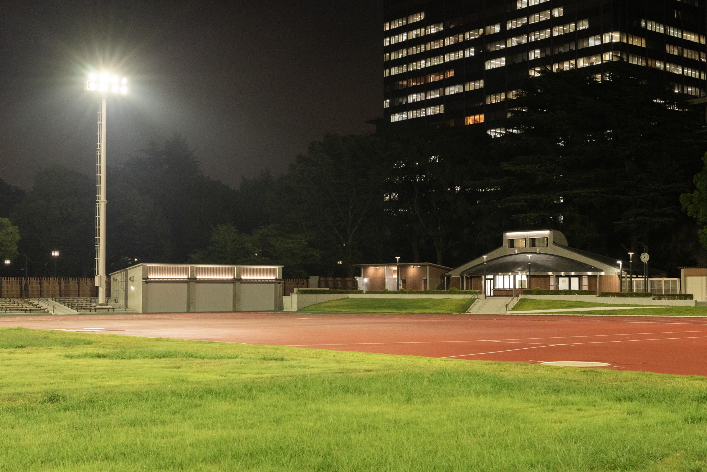 東京都代々木公園陸上競技場の竣工建築写真。光と影、木材を活かしたデザインと時間帯ごとの表情を記録