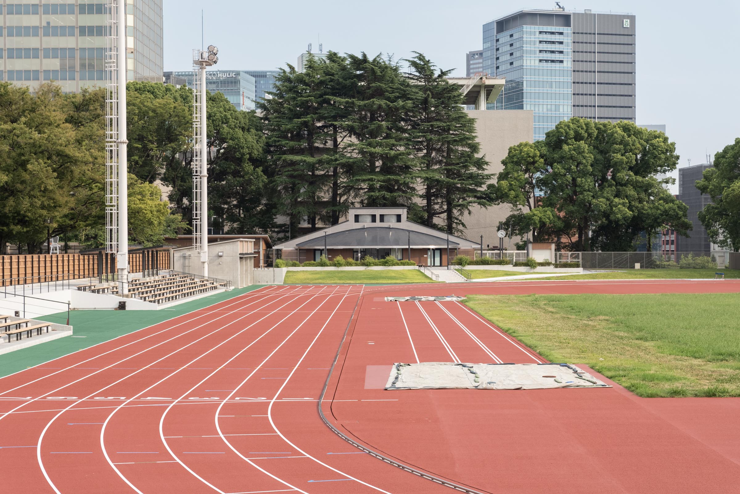 東京都代々木公園陸上競技場の竣工建築写真。光と影、木材を活かしたデザインと時間帯ごとの表情を記録