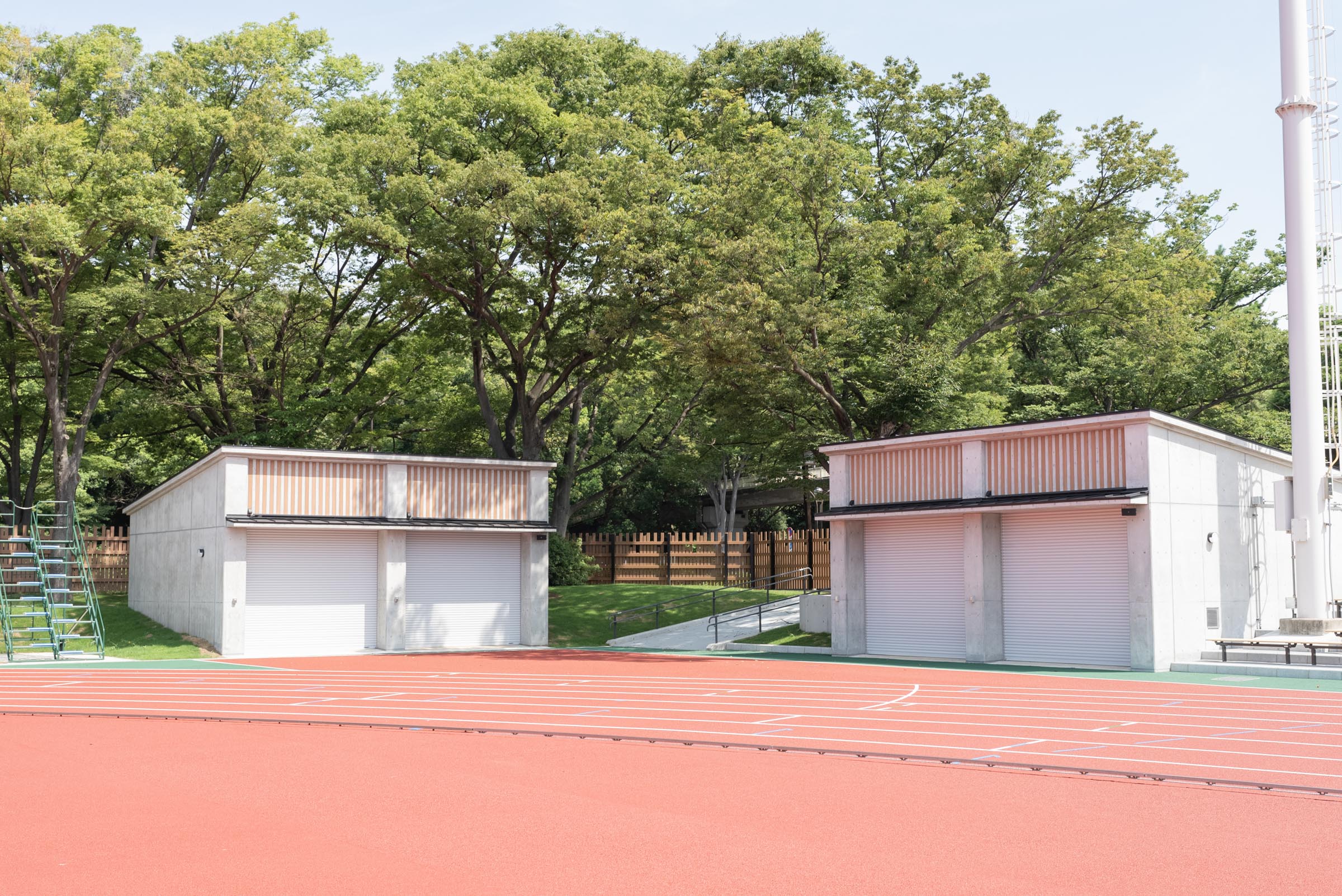 東京都代々木公園陸上競技場の竣工建築写真。光と影、木材を活かしたデザインと時間帯ごとの表情を記録