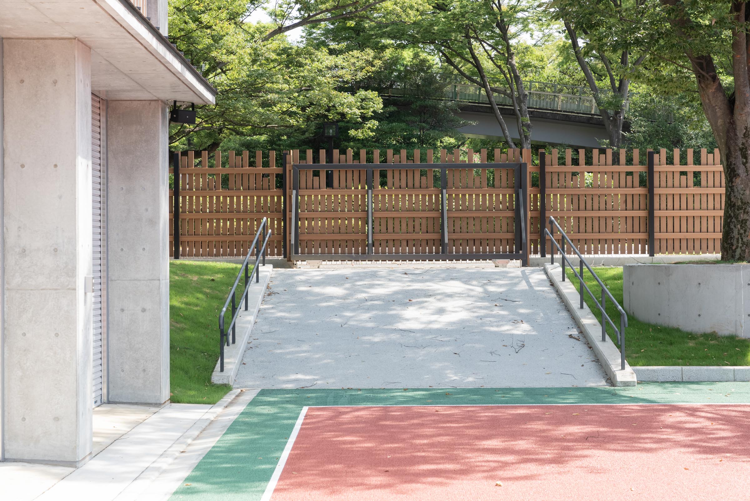 東京都代々木公園陸上競技場の竣工建築写真。光と影、木材を活かしたデザインと時間帯ごとの表情を記録