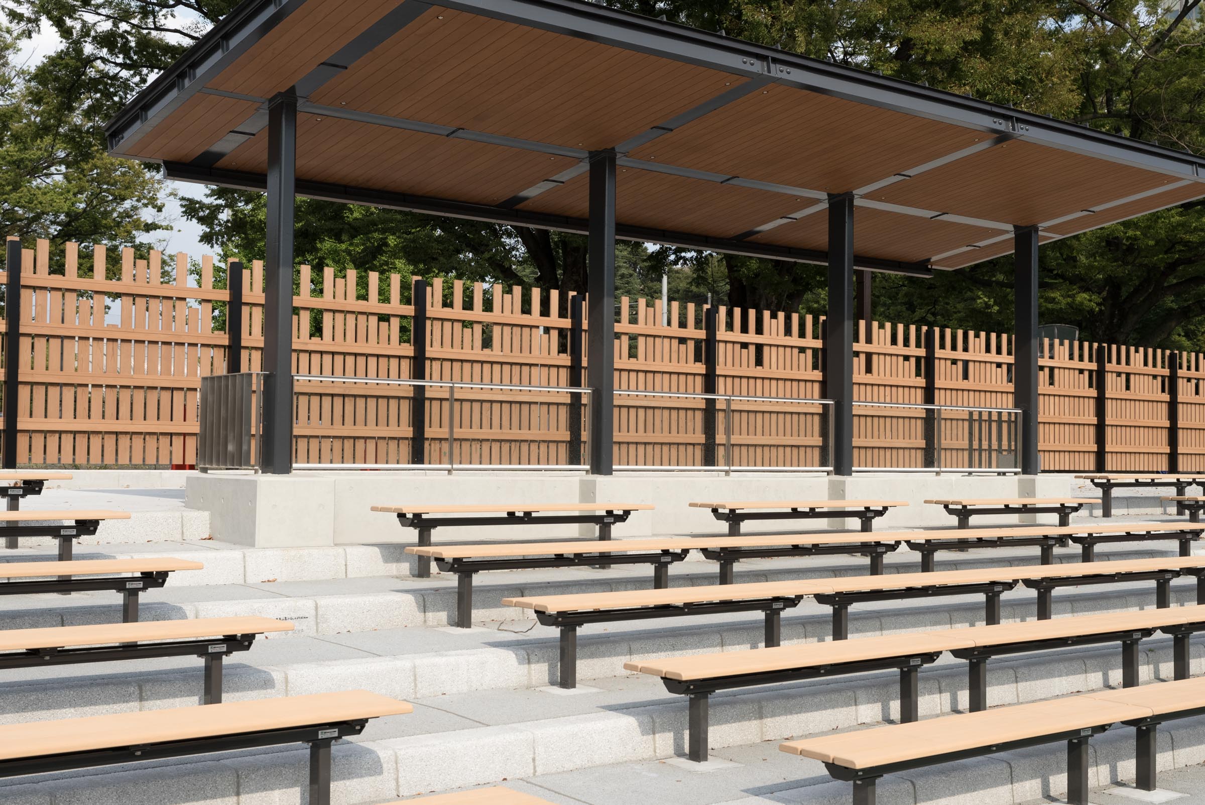 東京都代々木公園陸上競技場の竣工建築写真。光と影、木材を活かしたデザインと時間帯ごとの表情を記録