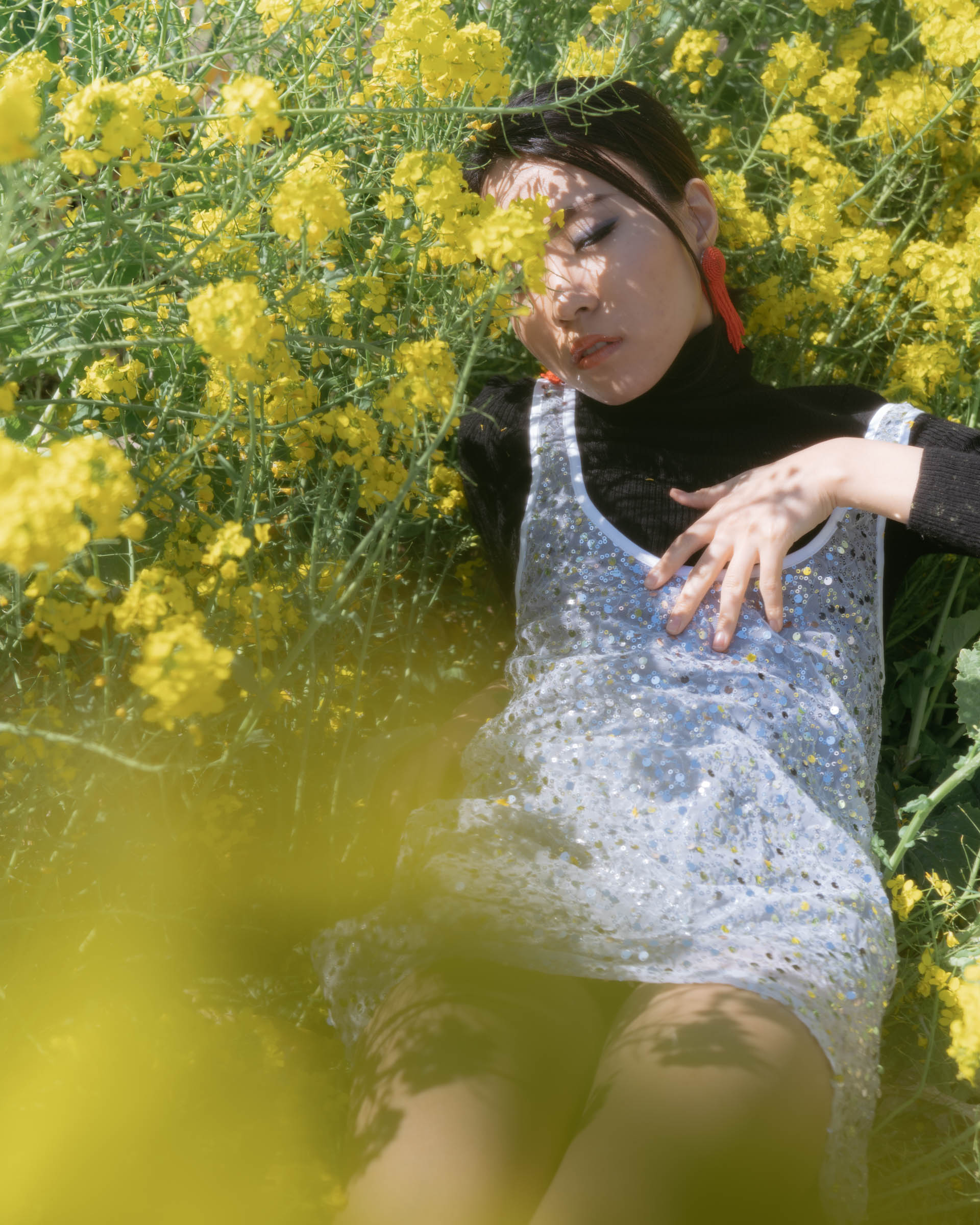 ayaをモデルに、和田剛が撮影したポートレート作品「somewhere」。季節の花とモデルを撮影したモノクロームの人物写真。