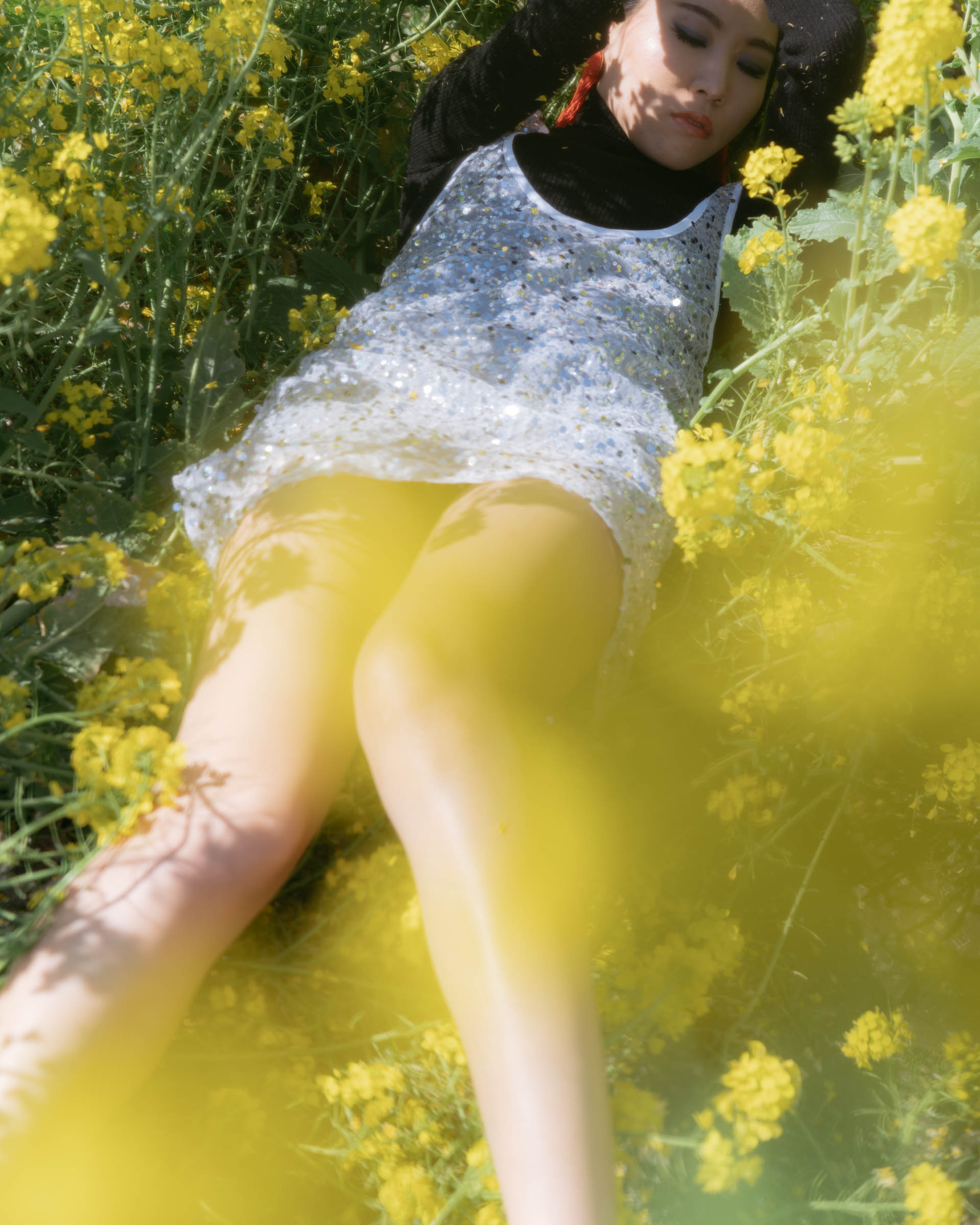 ayaをモデルに、和田剛が撮影したポートレート作品「somewhere」。季節の花とモデルを撮影したモノクロームの人物写真。