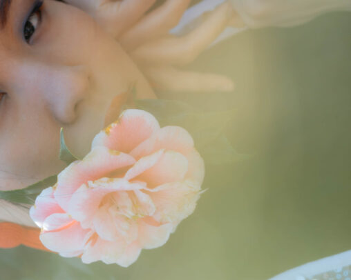 ayaをモデルに、和田剛が撮影したポートレート作品「somewhere」。季節の花とモデルを撮影したモノクロームの人物写真。