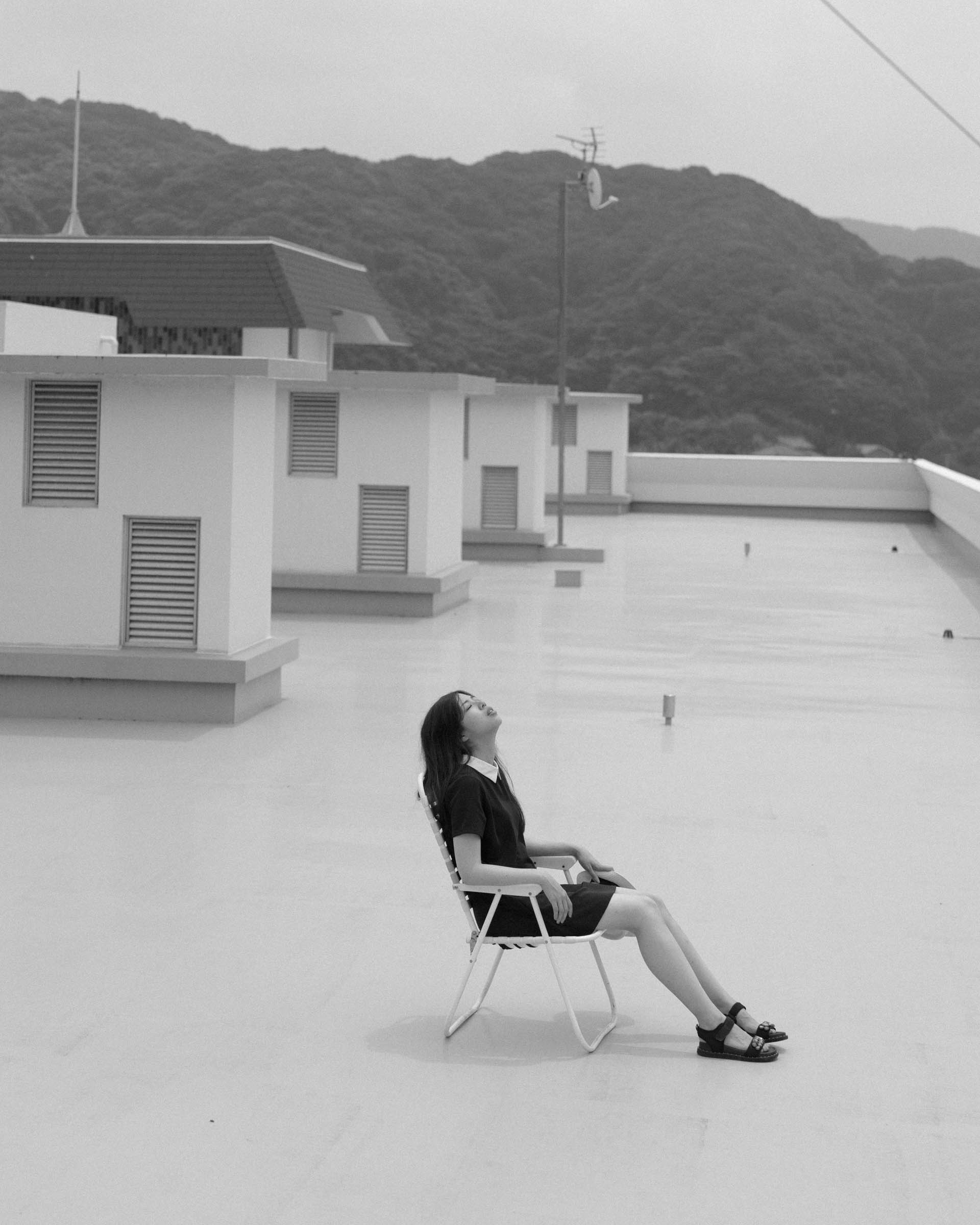 川越美結をモデルに、和田剛が撮影したポートレート作品「somewhere」。夏の強い陽射しの下で撮影したモノクロームの人物写真。