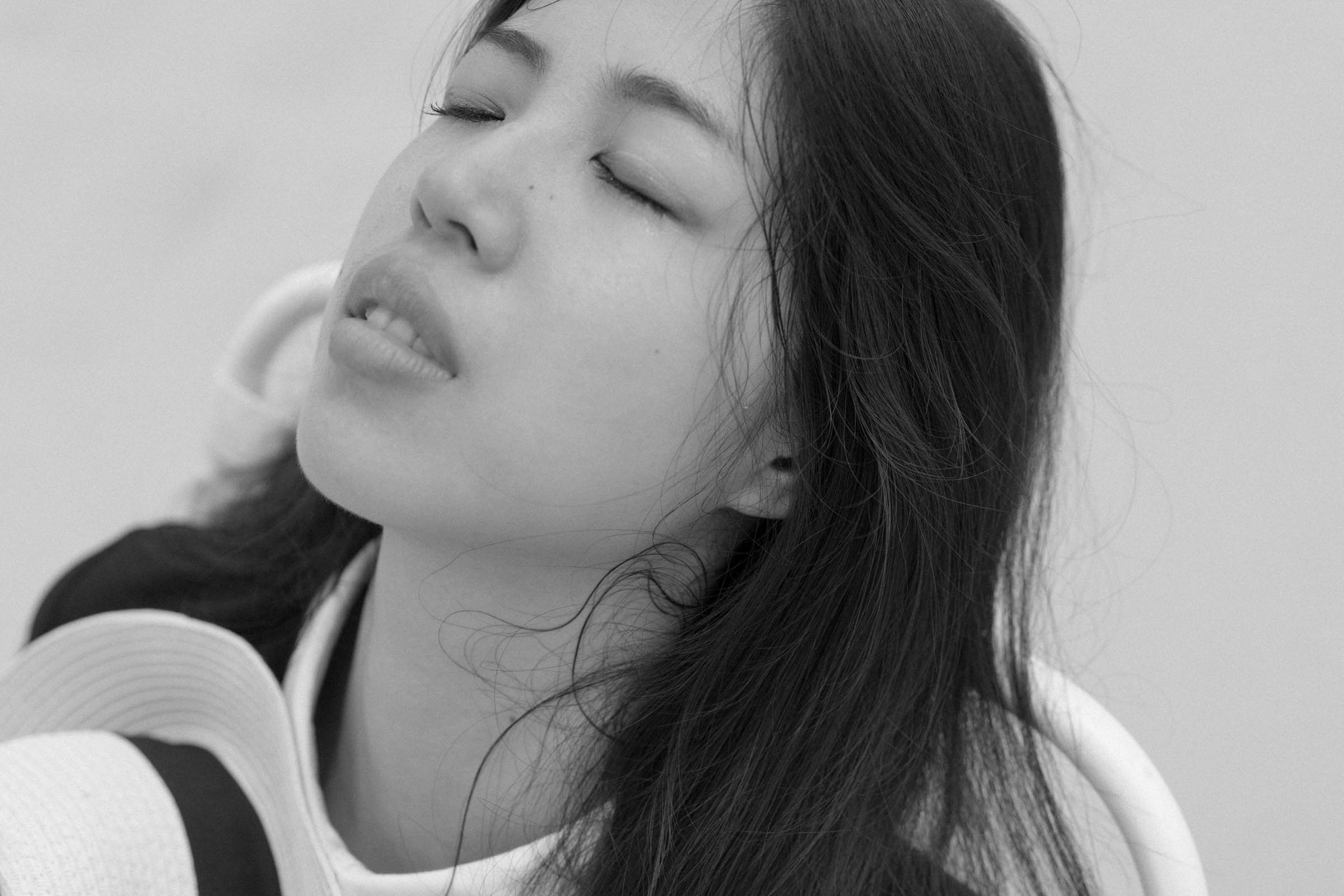 川越美結をモデルに、和田剛が撮影したポートレート作品「somewhere」。夏の強い陽射しの下で撮影したモノクロームの人物写真。