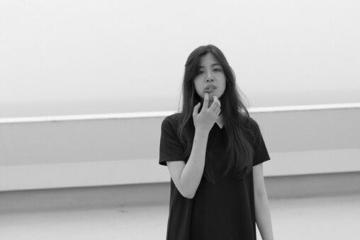 川越美結をモデルに、和田剛が撮影したポートレート作品「somewhere」。夏の強い陽射しの下で撮影したモノクロームの人物写真。