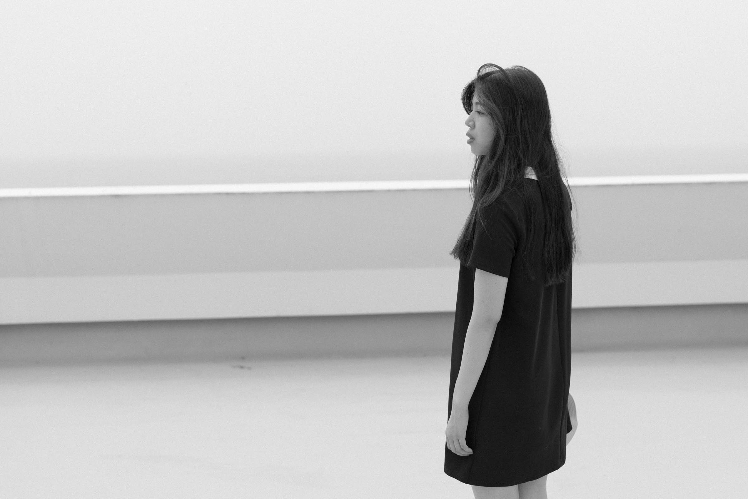 川越美結をモデルに、和田剛が撮影したポートレート作品「somewhere」。夏の強い陽射しの下で撮影したモノクロームの人物写真。