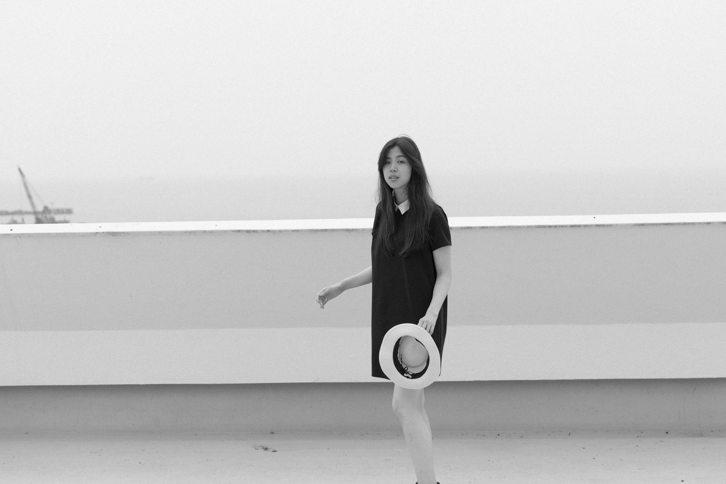 川越美結をモデルに、和田剛が撮影したポートレート作品「somewhere」。夏の強い陽射しの下で撮影したモノクロームの人物写真。