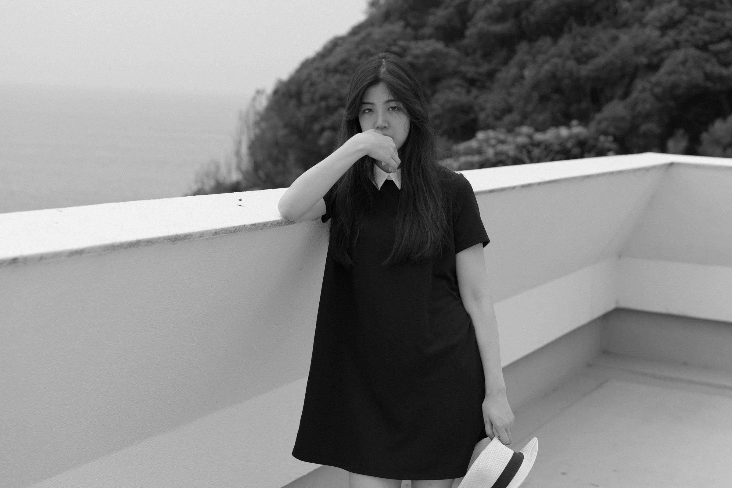 川越美結をモデルに、和田剛が撮影したポートレート作品「somewhere」。夏の強い陽射しの下で撮影したモノクロームの人物写真。