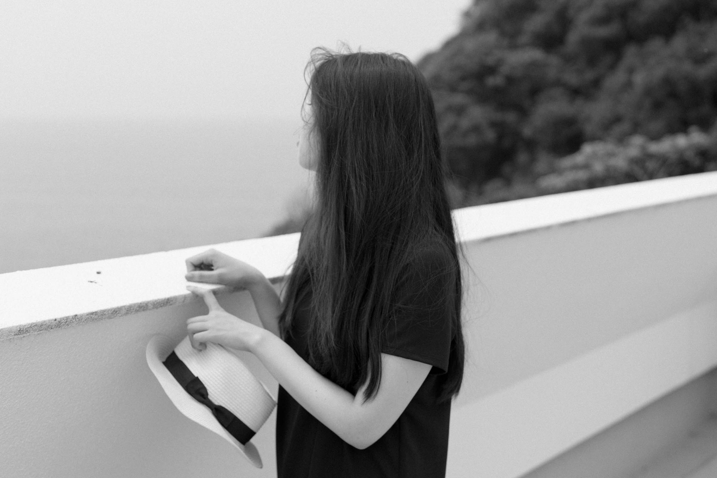 川越美結をモデルに、和田剛が撮影したポートレート作品「somewhere」。夏の強い陽射しの下で撮影したモノクロームの人物写真。