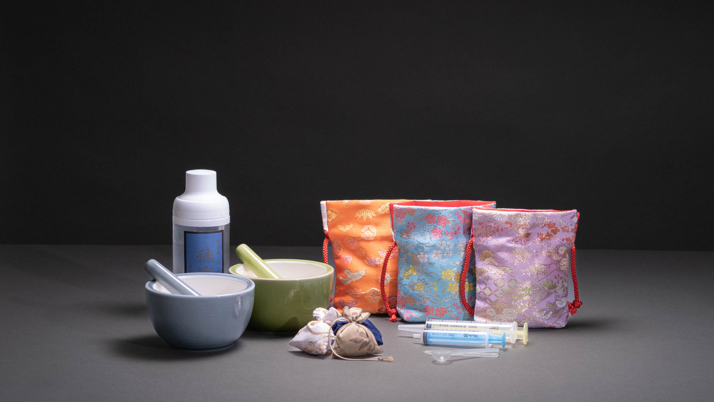 薫物屋香楽﻿（台東区蔵前﻿）のホームページリニューアル用メインビジュアル写真。お香・インセンス商品の魅力を伝える和モダンな撮影で、香木や道具、店舗内装の様子が表現されている。