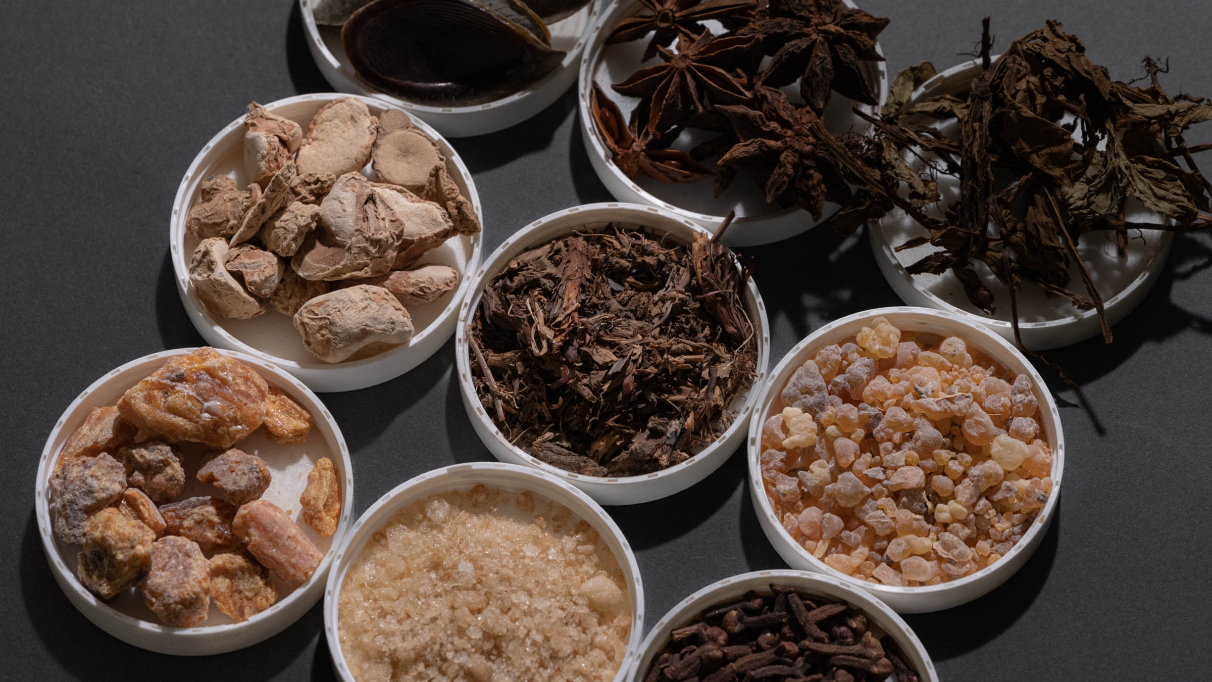 薫物屋香楽﻿（台東区蔵前﻿）のホームページリニューアル用メインビジュアル写真。お香・インセンス商品の魅力を伝える和モダンな撮影で、香木や道具、店舗内装の様子が表現されている。