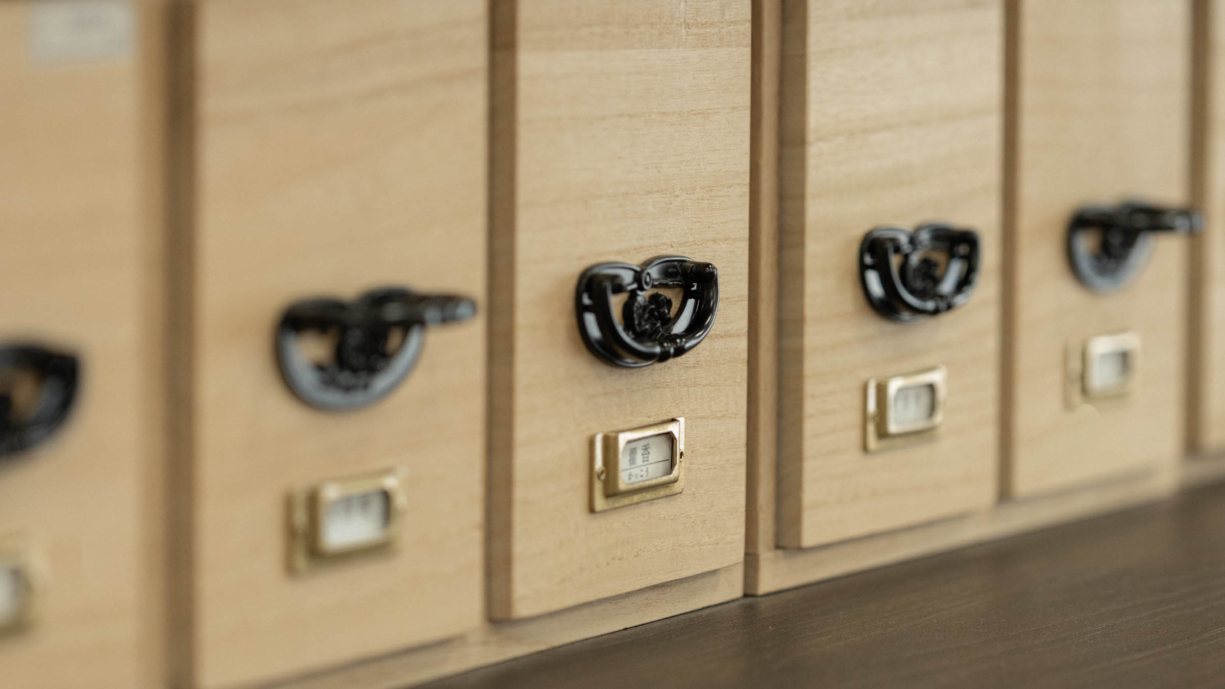 薫物屋香楽﻿（台東区蔵前﻿）のホームページリニューアル用メインビジュアル写真。お香・インセンス商品の魅力を伝える和モダンな撮影で、香木や道具、店舗内装の様子が表現されている。