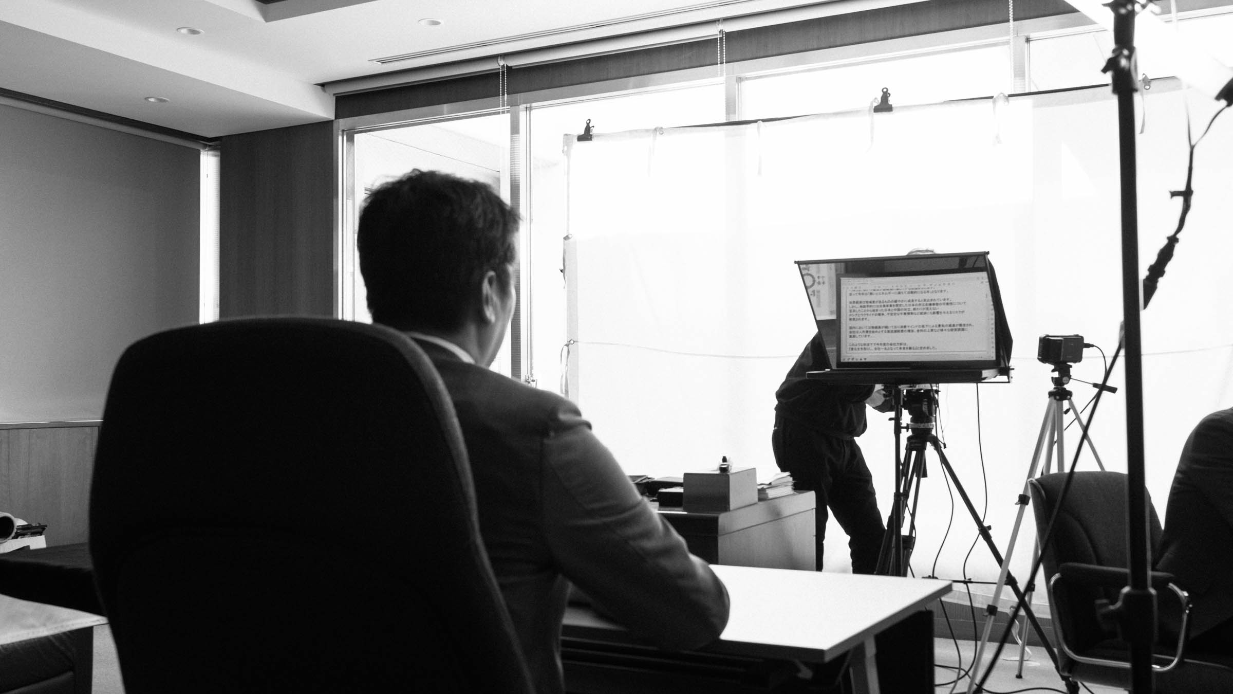 動画制作現場でのプロンプター活用風景。社長メッセージをカメラ目線で力強く届けるための撮影準備。
