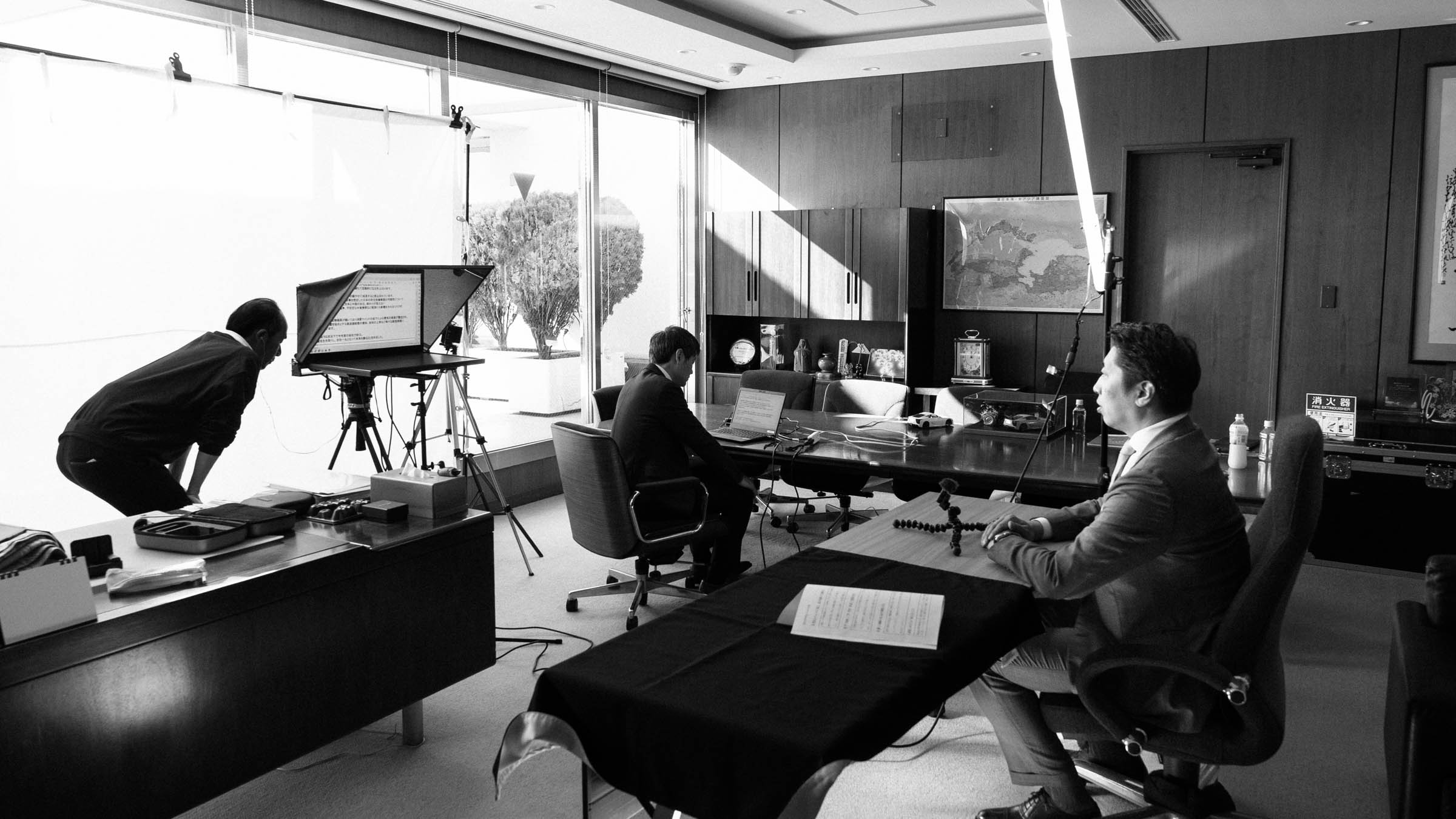 動画制作現場でのプロンプター活用風景。社長メッセージをカメラ目線で力強く届けるための撮影準備。