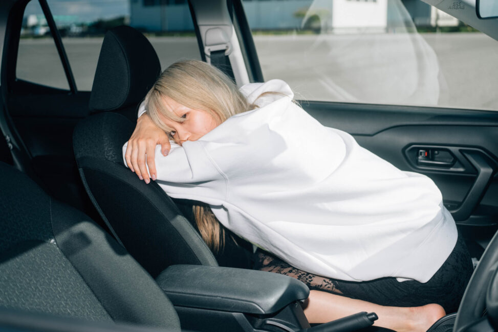 izumiをモデルに、和田剛が撮影したポートレート作品「somewhere」。季節の花や自然とモデルを撮影した宣材写真。